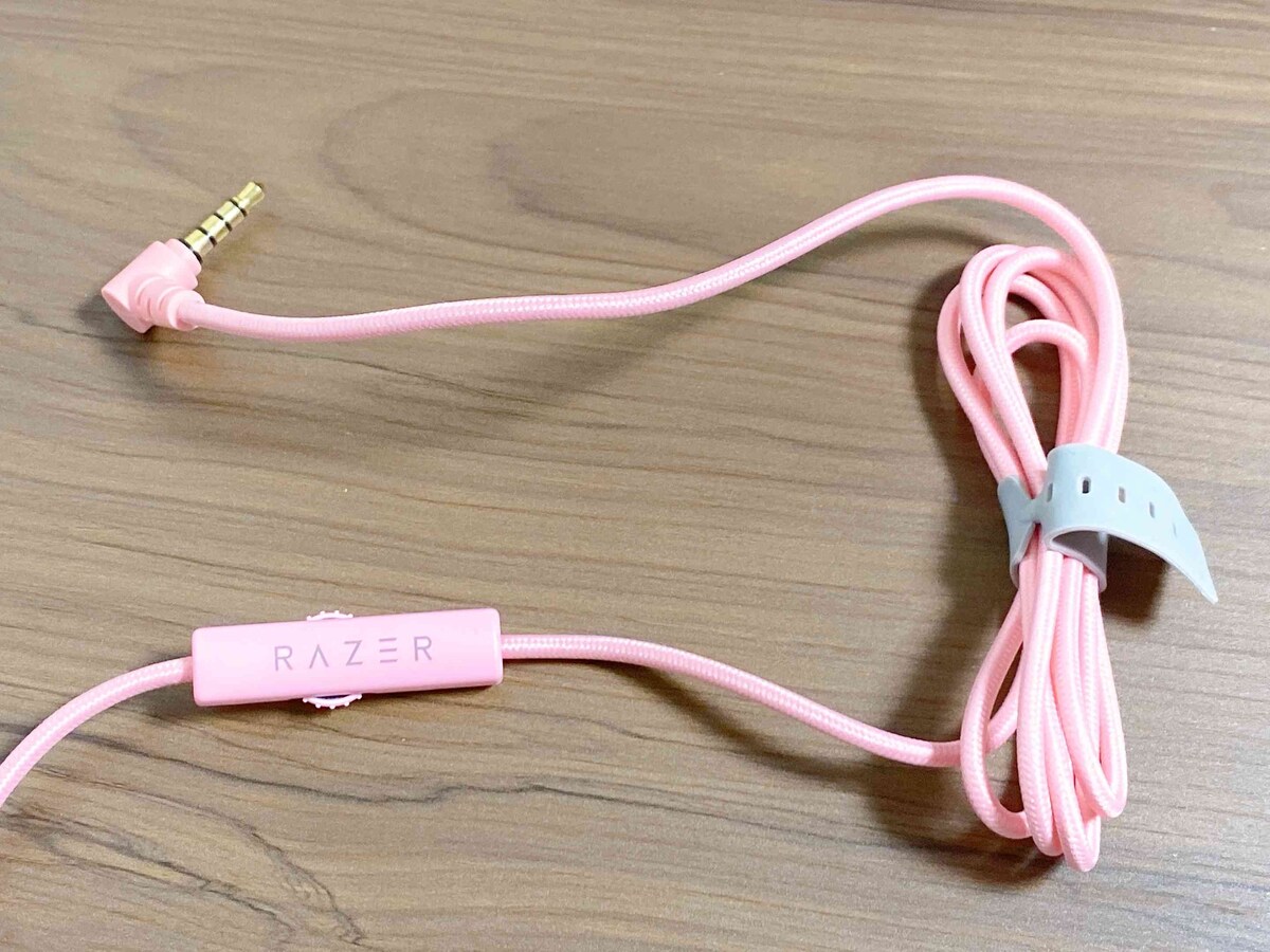 ヘッドセットに重みがあり、長時間の着用はきつい。長めのケーブルは邪魔に感じることも