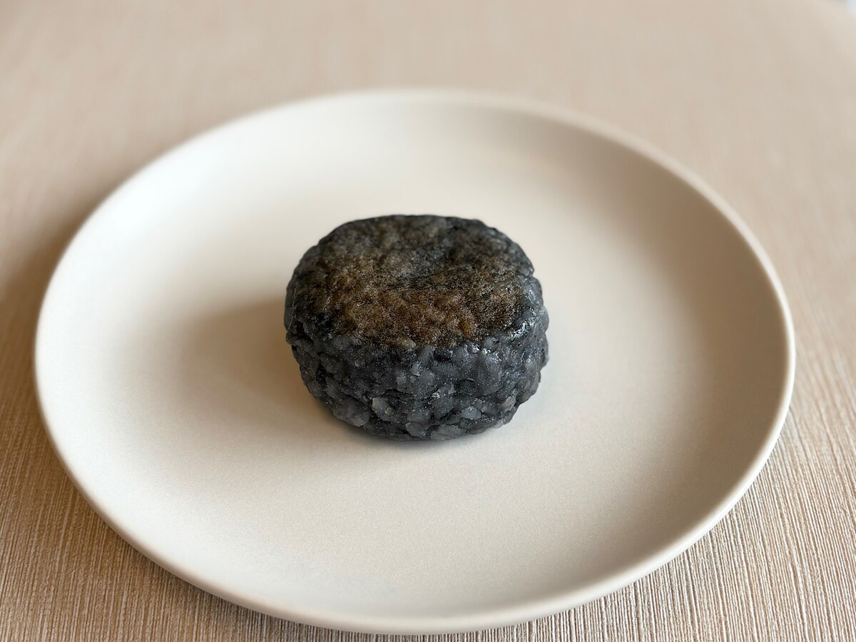 「粗搗き大福 黒胡麻」108円（税込）
