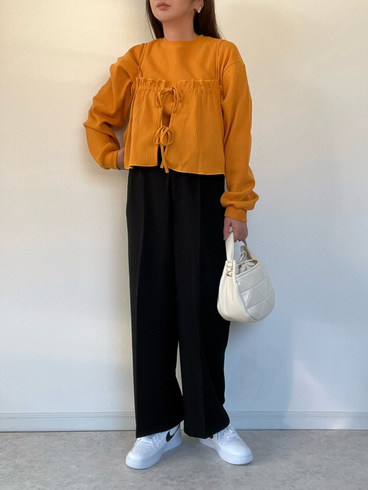 トップス次第で印象を変えられる黒のワイドパンツはマスト　出典：WEAR