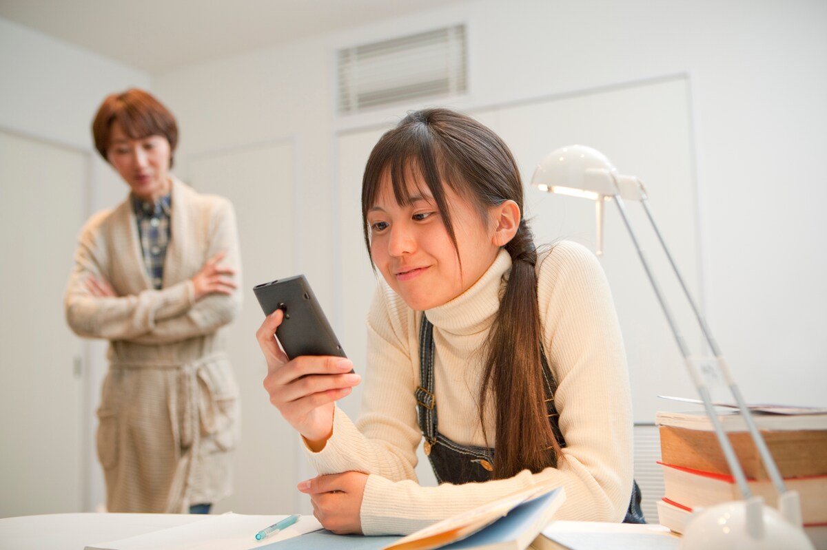 スマホゲームをする様子