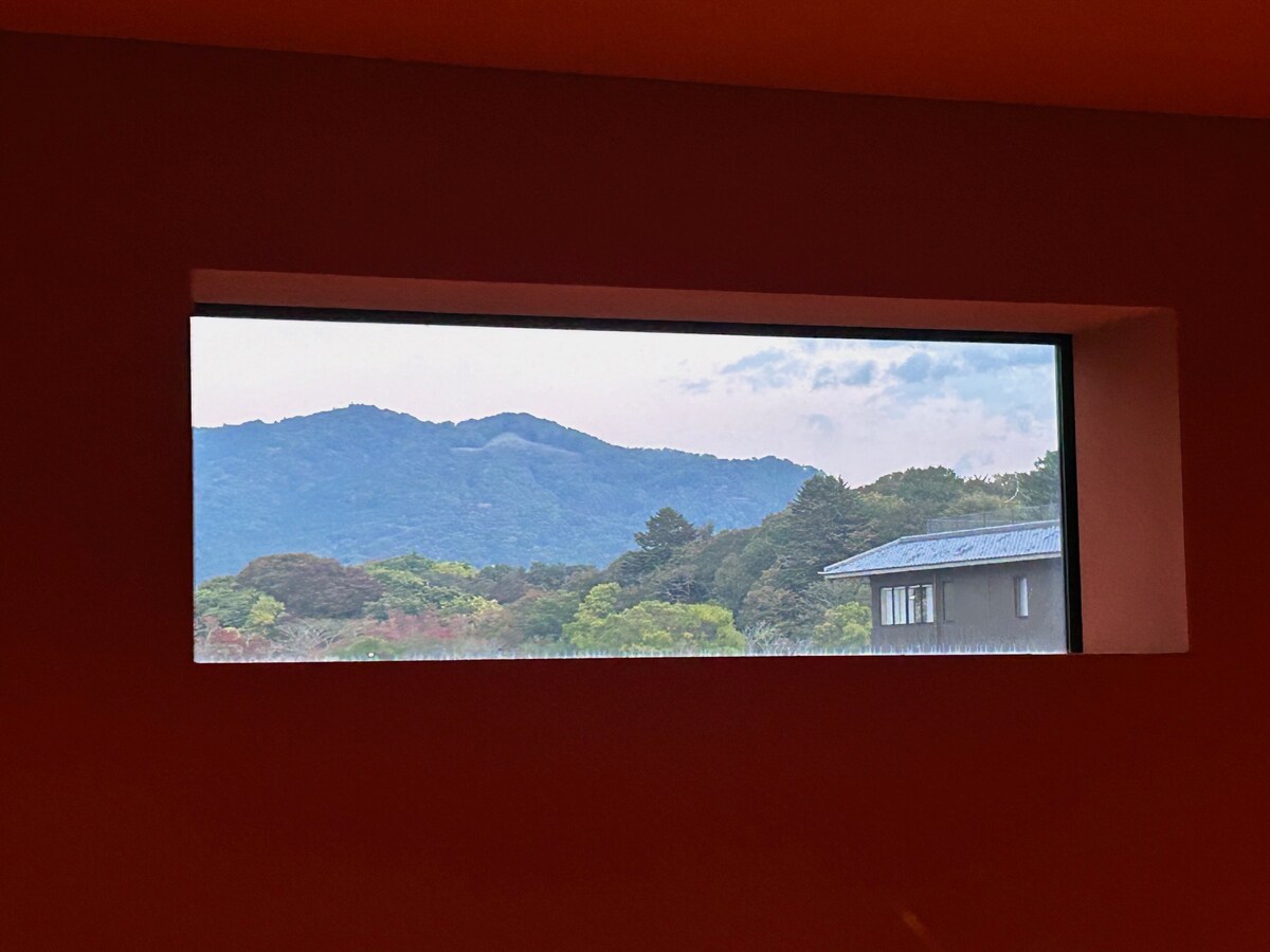 まるで絵画のような窓からの景色