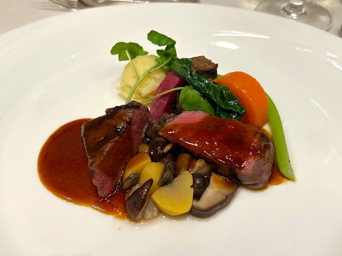 メインダイニングルーム「三笠」のディナーコース「春日～KASUGA～」の肉料理
