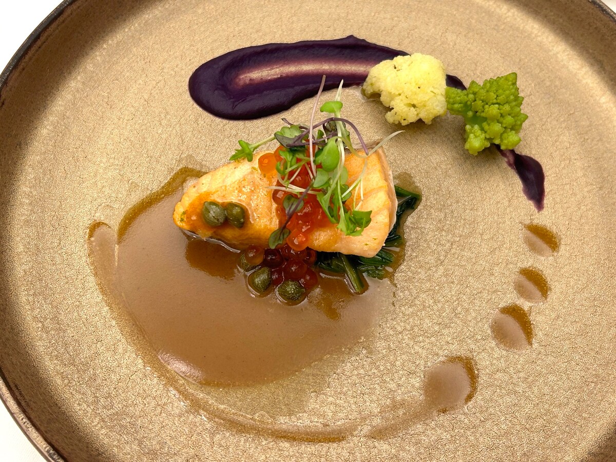 メインダイニングルーム「三笠」のディナーコース「春日～KASUGA～」の魚料理