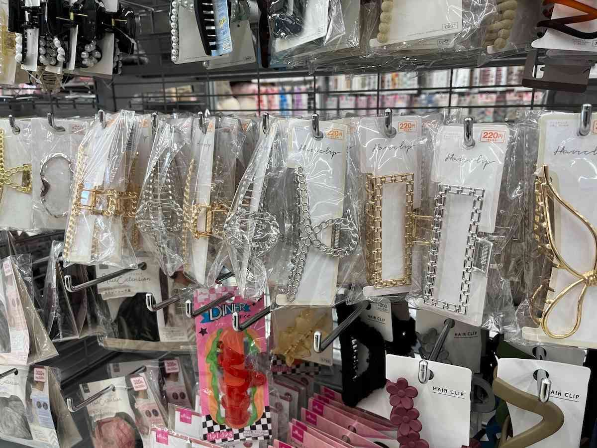 金属のヘアクリップは、デザインも豊富にある