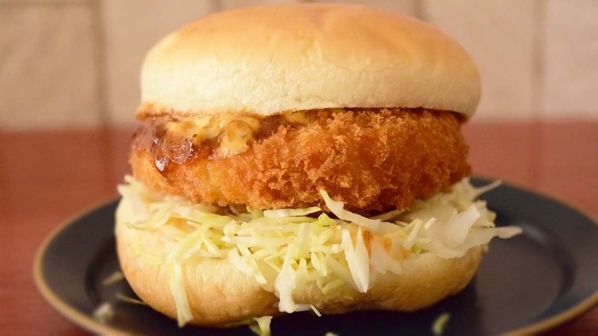 グラタンコロッケの上に濃厚デミソースがかかっています。
