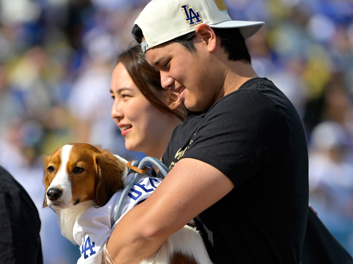 大谷翔平選手（右）と真美子さん（左）、愛犬デコピンと一緒に 写真：USA TODAY Sports/ロイター/アフロ