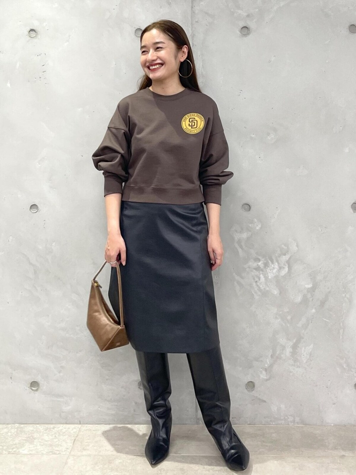 ふくらはぎも足首も同じくらいの太さでくびれすぎないシルエットがポイント　出典：WEAR