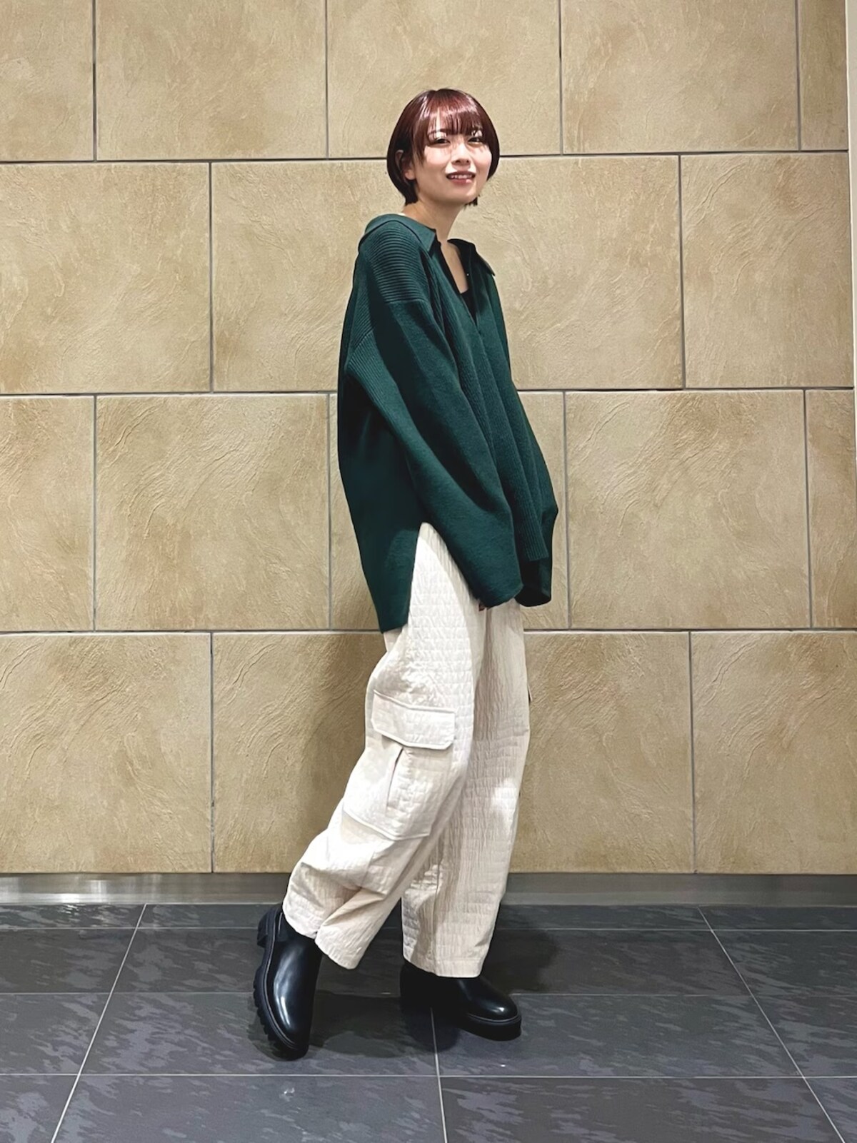ホワイト系のパンツなら、どんなカラーニットでも程よくきれいめに仕上げてくれます　出典：WEAR