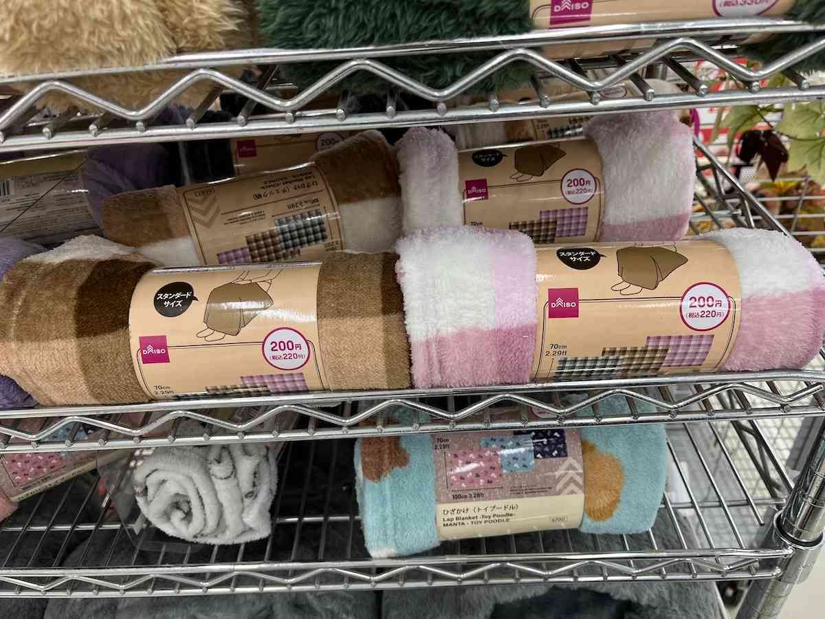 ダイソーの「ひざ掛け（チェック柄）」