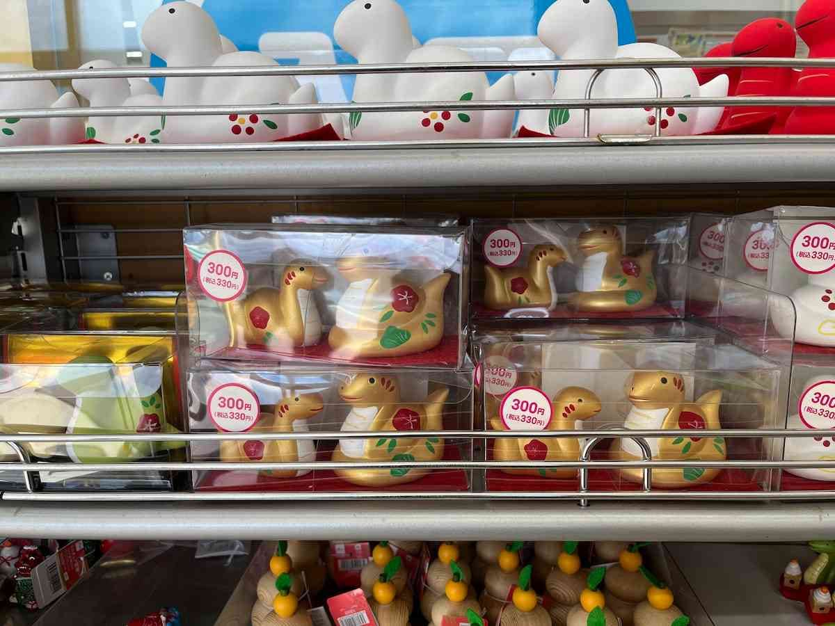 ダイソーの「置物（巳親子、ゴールドカラー）」