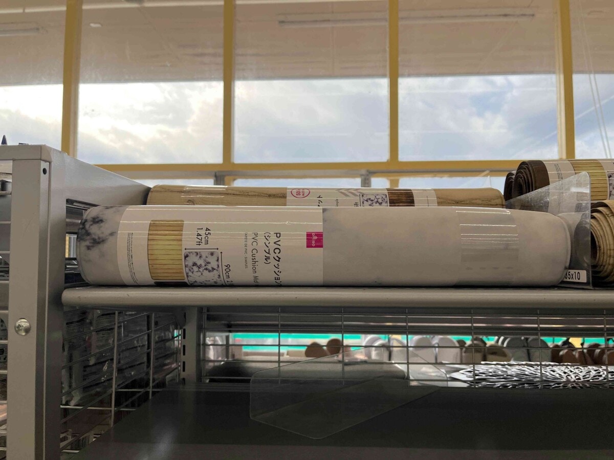 ダイソーの「PVCクッションマット（シンプル、90cm×45cm）」