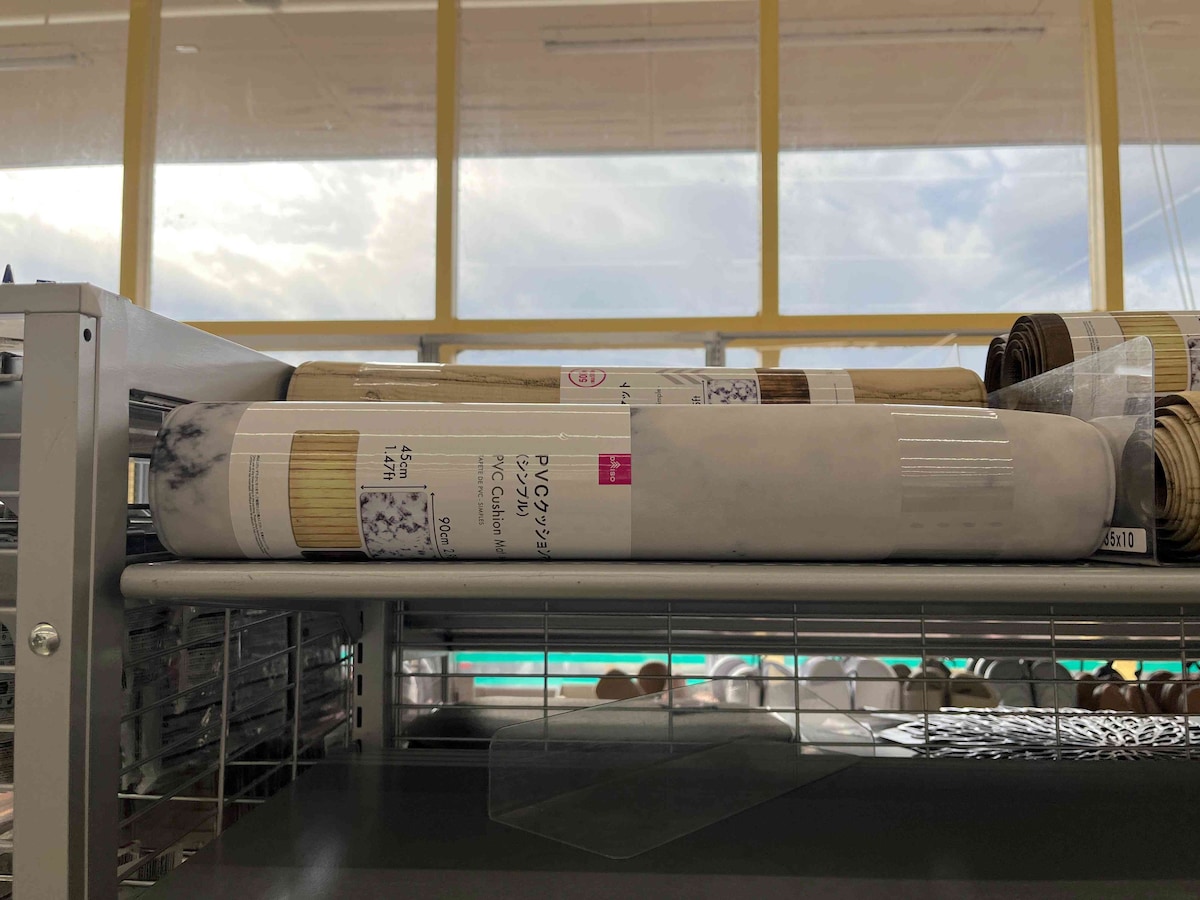 ダイソーの「PVCクッションマット（シンプル、90cm×45cm）」