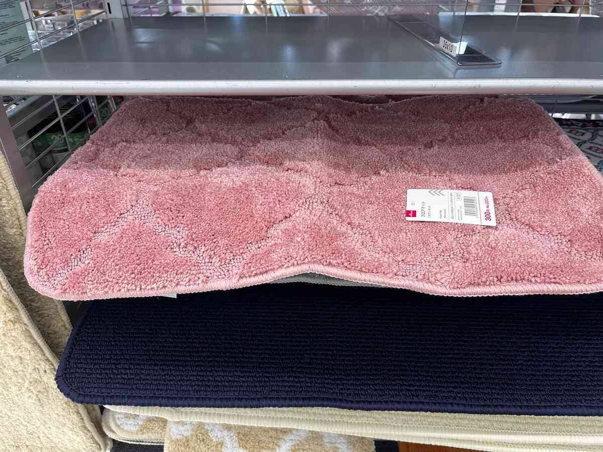 ダイソーの「フロアマット（モロッカン、無地）」