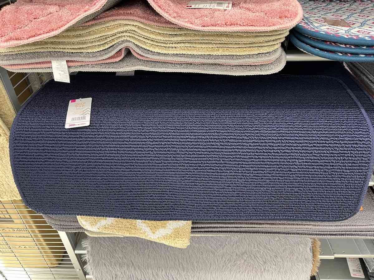 ダイソーの「フロアマット 44×75cm」