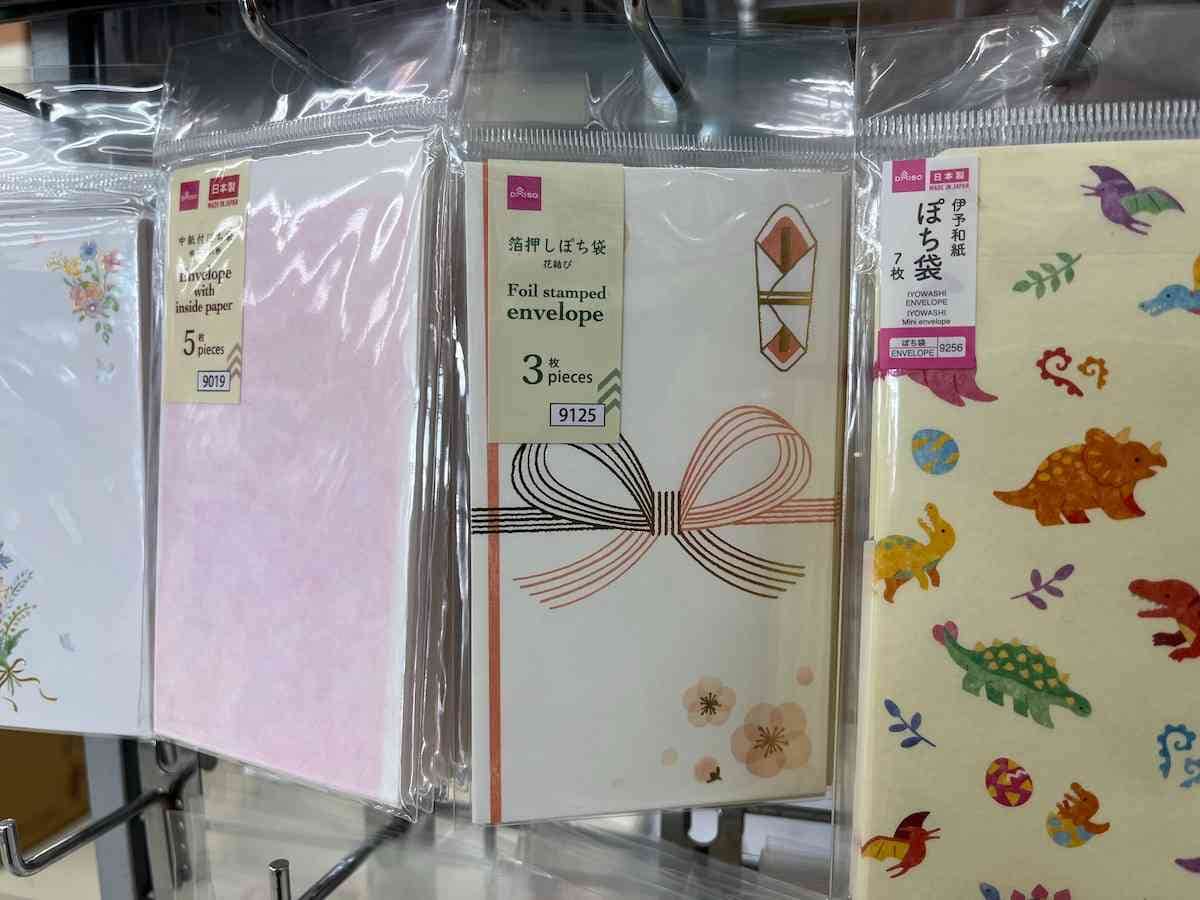 ダイソーの「箔押しぽち袋 花結び」