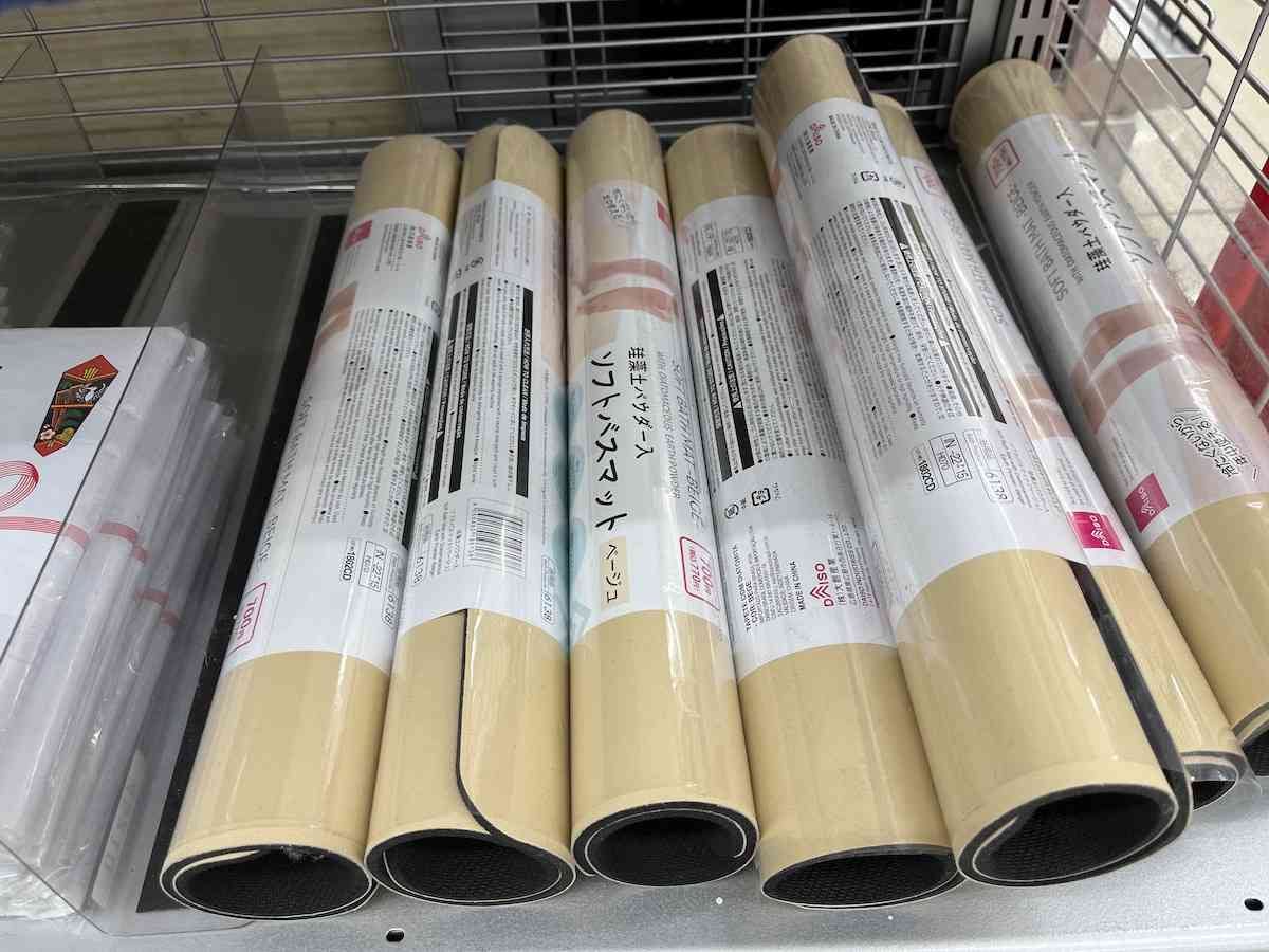 ダイソーの「珪藻土パウダー入ソフトバスマット（ベージュ）」