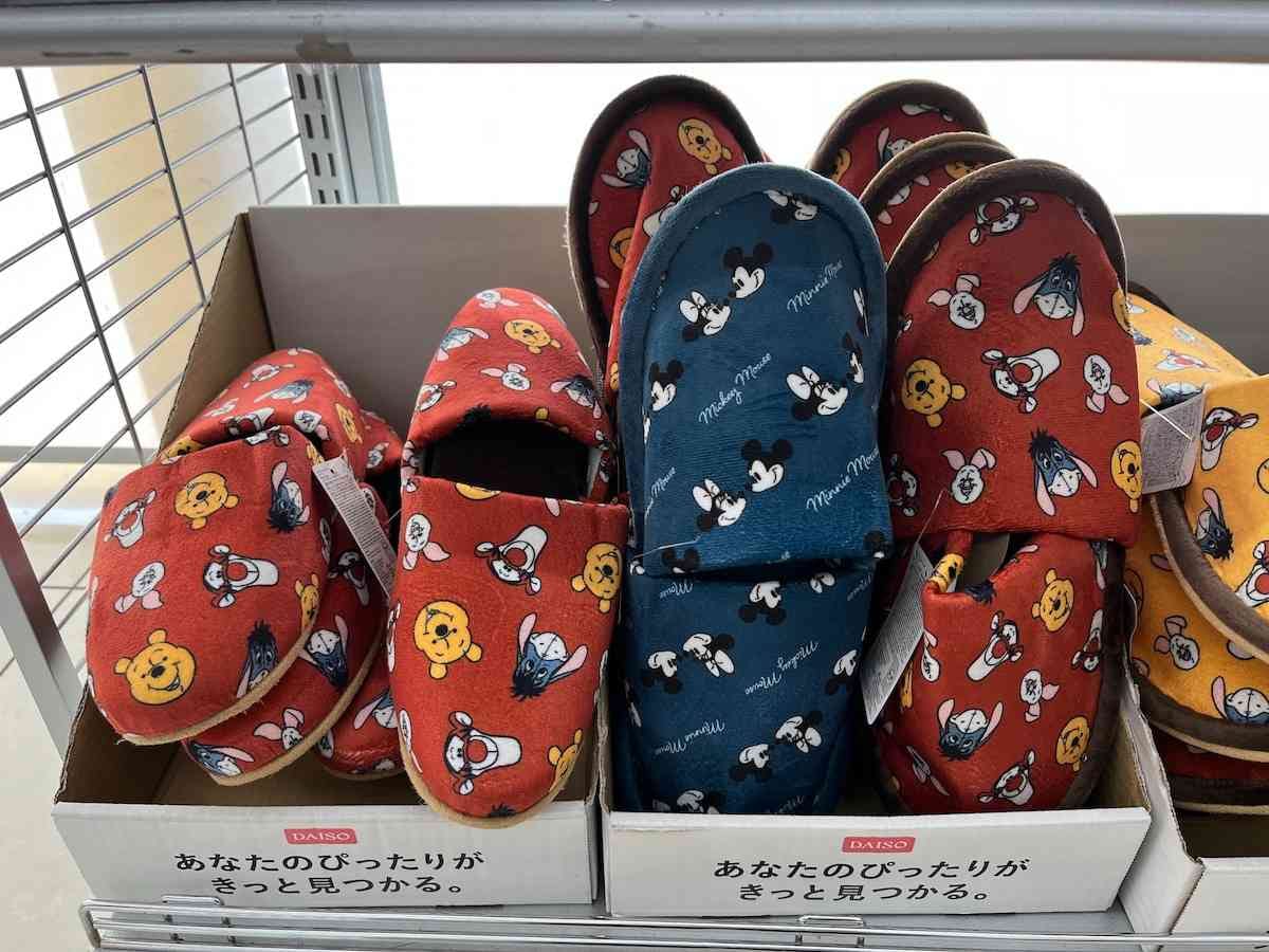 ダイソーの「外縫いスリッパ　ディズニー」