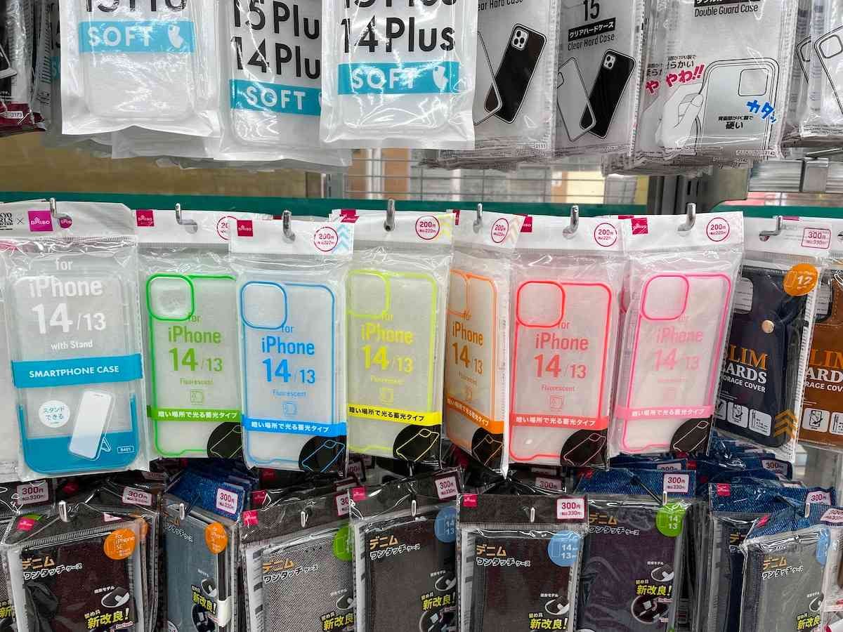 ダイソーの「蓄光スマホケース」