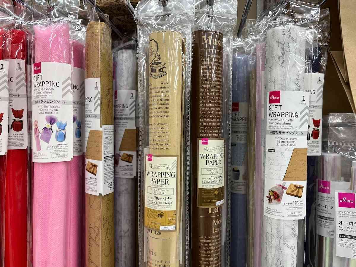 ダイソーの「ラッピングペーパー（フレンチ柄）」