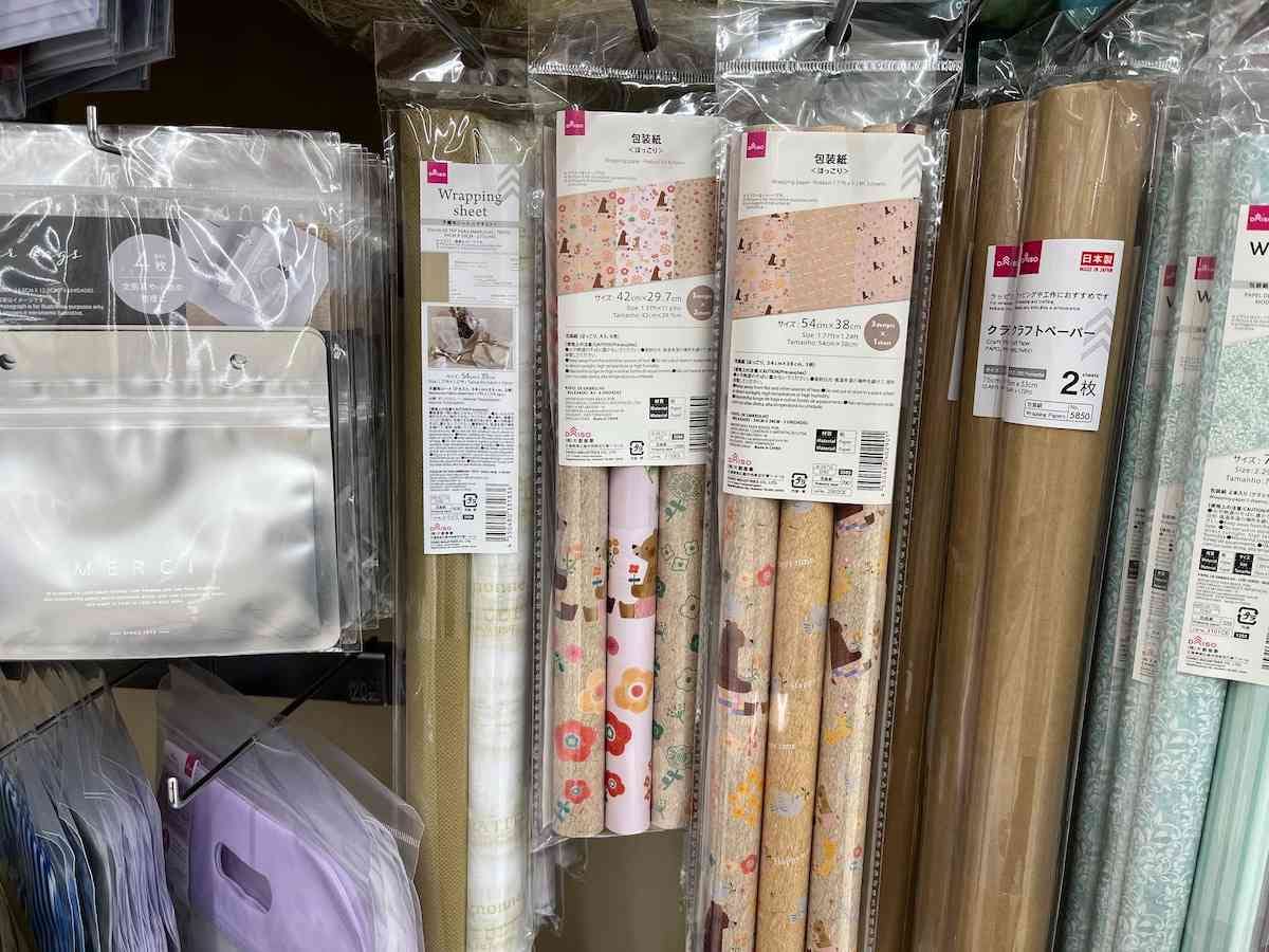 ダイソーの「包装紙 ほっこり A3、6枚／54cm×38cm、3枚」