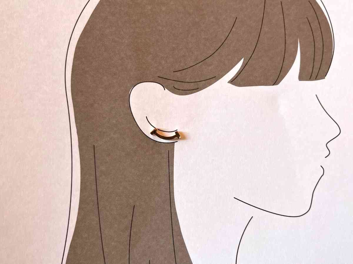 ピアスの撮影は、耳たぶにさすと見栄えがよくなる