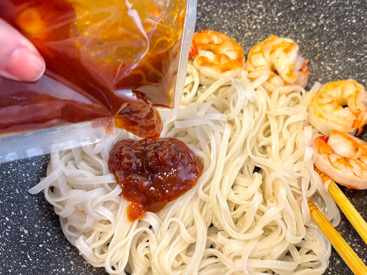 作り方は簡単！ 米麺をゆでた後、好きな具材と炒めてパッタイソースで味付けすれば完成です