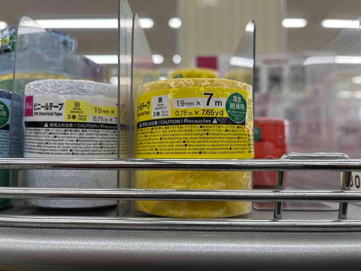 ダイソーの「ビニールテープ（19mm×7m、黄、3巻）」