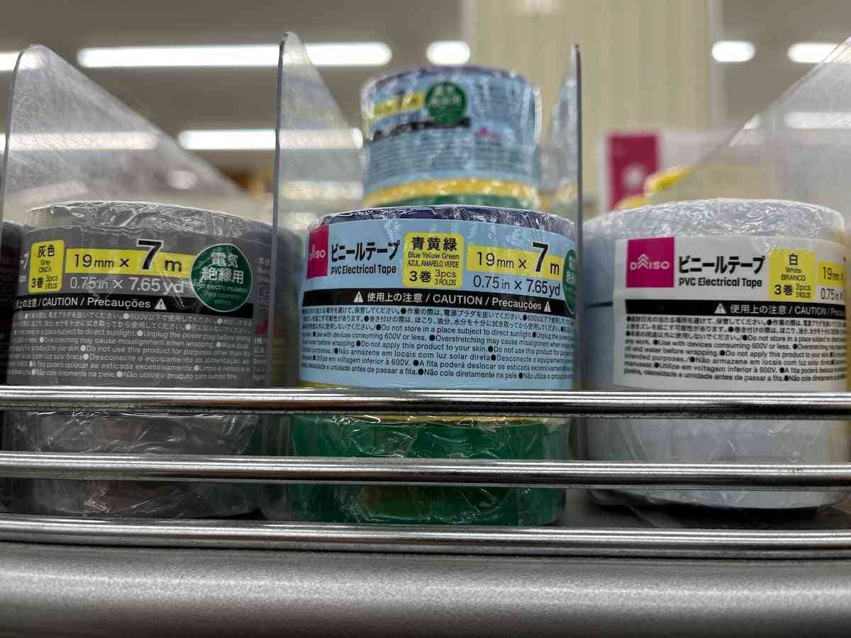 ダイソーの「ビニールテープ（19mm×7m、青黄緑、3巻）」