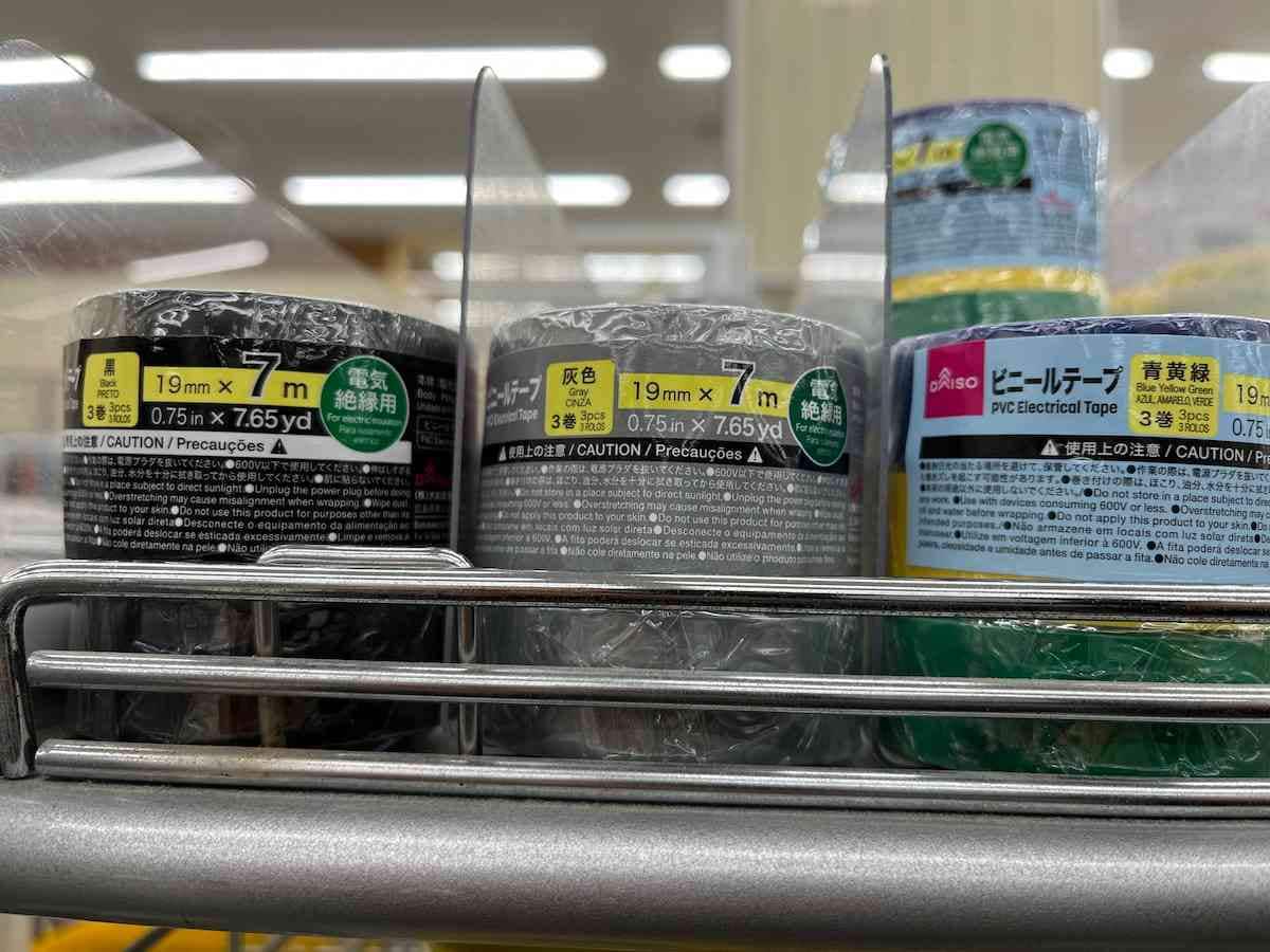 ダイソーの「ビニールテープ（19mm×7m、灰色、3巻）」