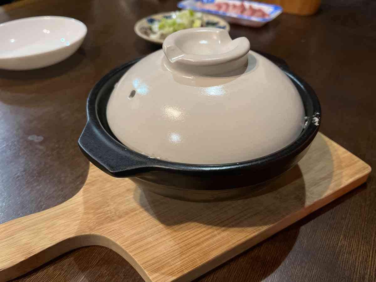 ダイソーの「土鍋（17cm、ホワイト）」は1人分にちょうどいい
