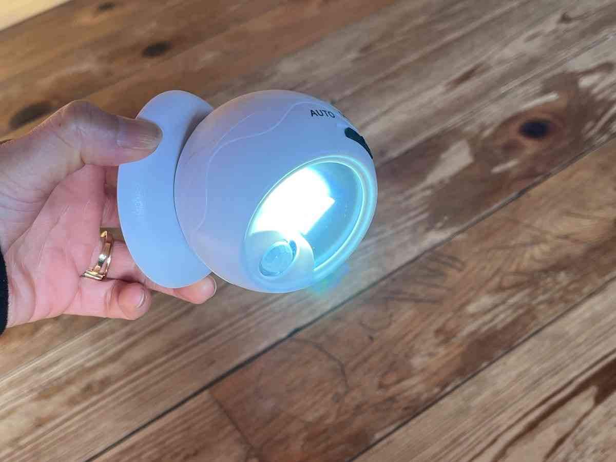 本体と台座はマグネットでくっついている