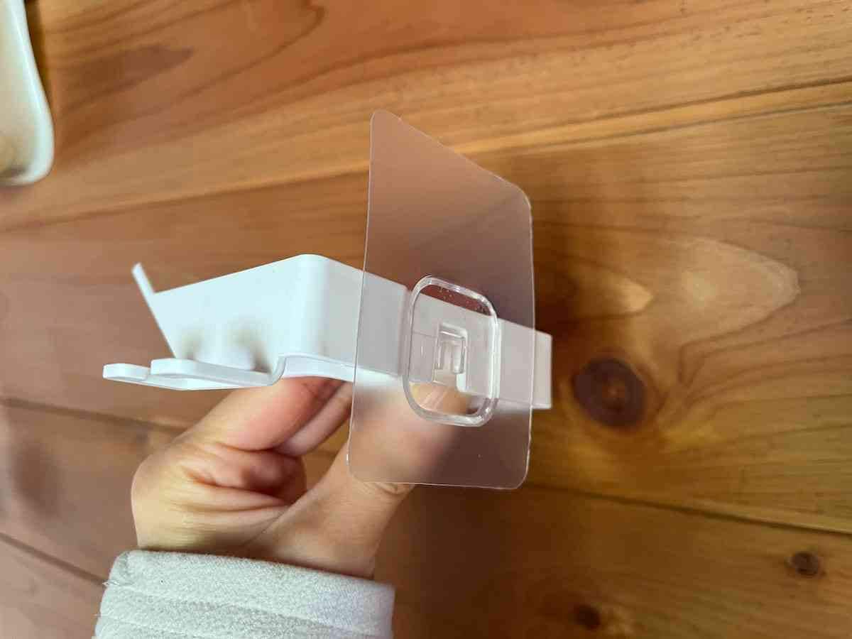 シートの粘着部分についているシートを剥がして壁につける