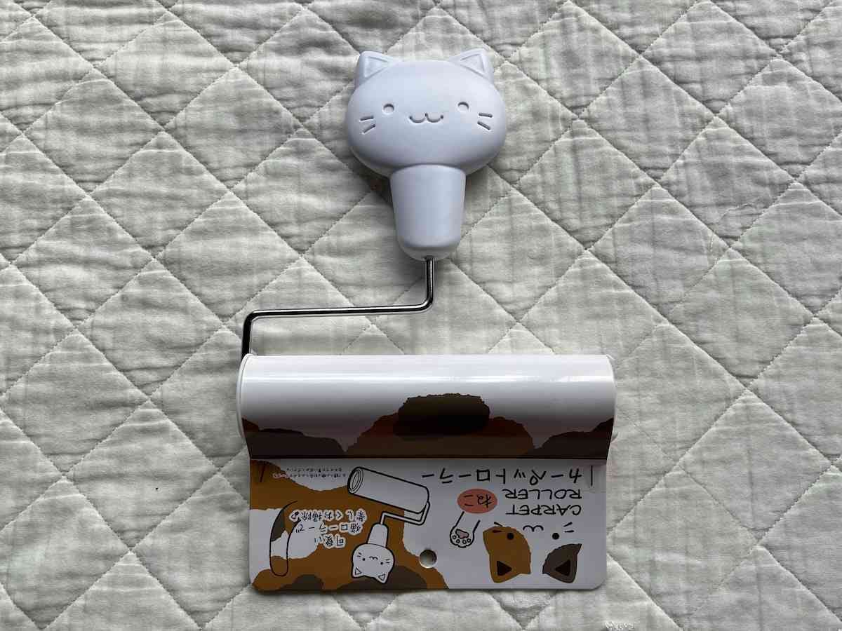 セリアの「カーペットローラー ねこ」