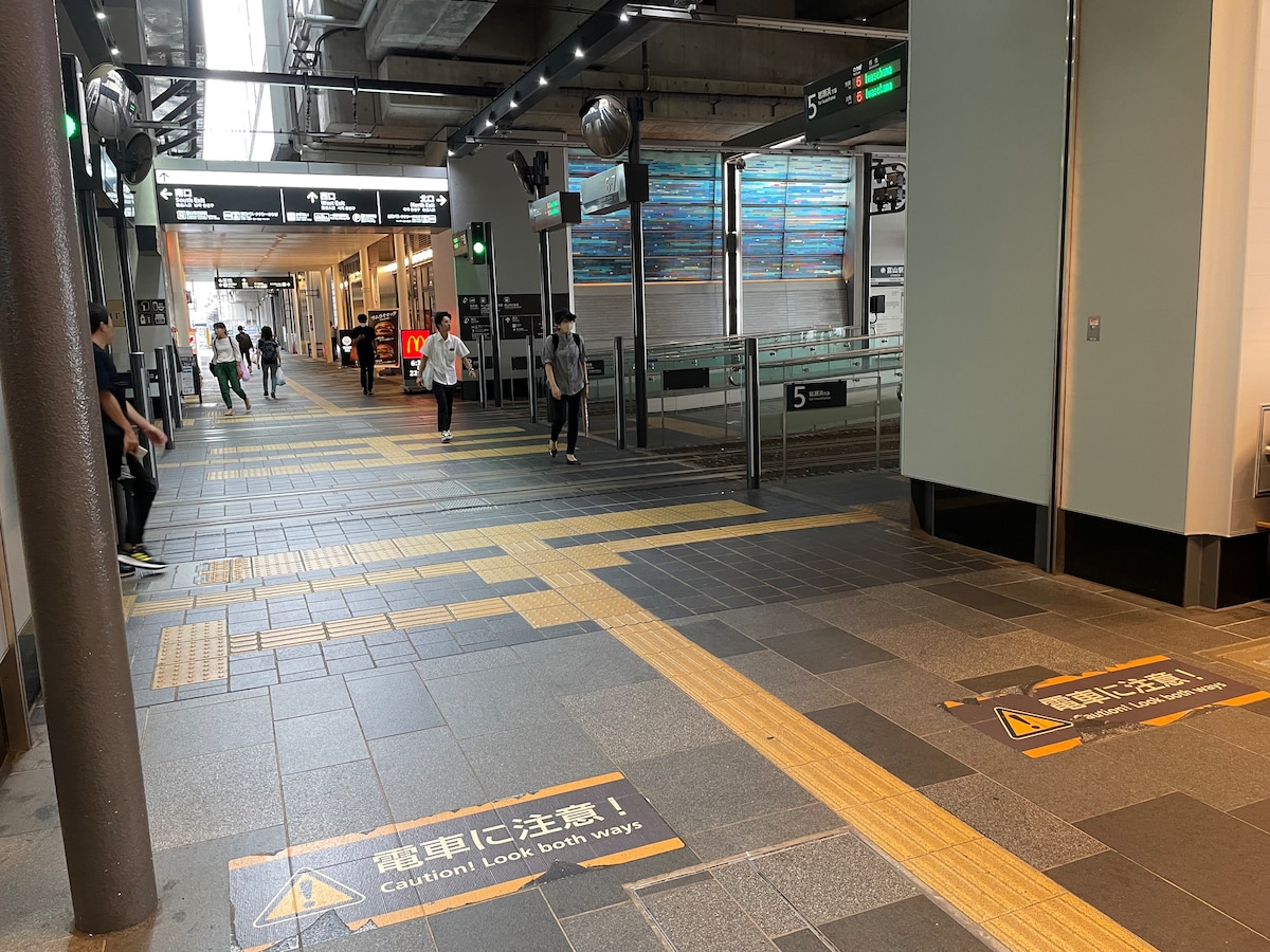 富山駅構内の「市内電車」乗り場はバリアフリー