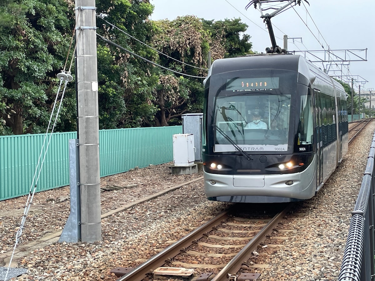 富山港線の終点「岩瀬浜」駅付近を走行するLRT車両
