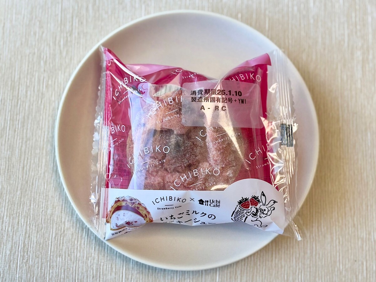 「Uchi Café×ICHIBIKO いちごミルクのクッキーシュー」248円（税込）