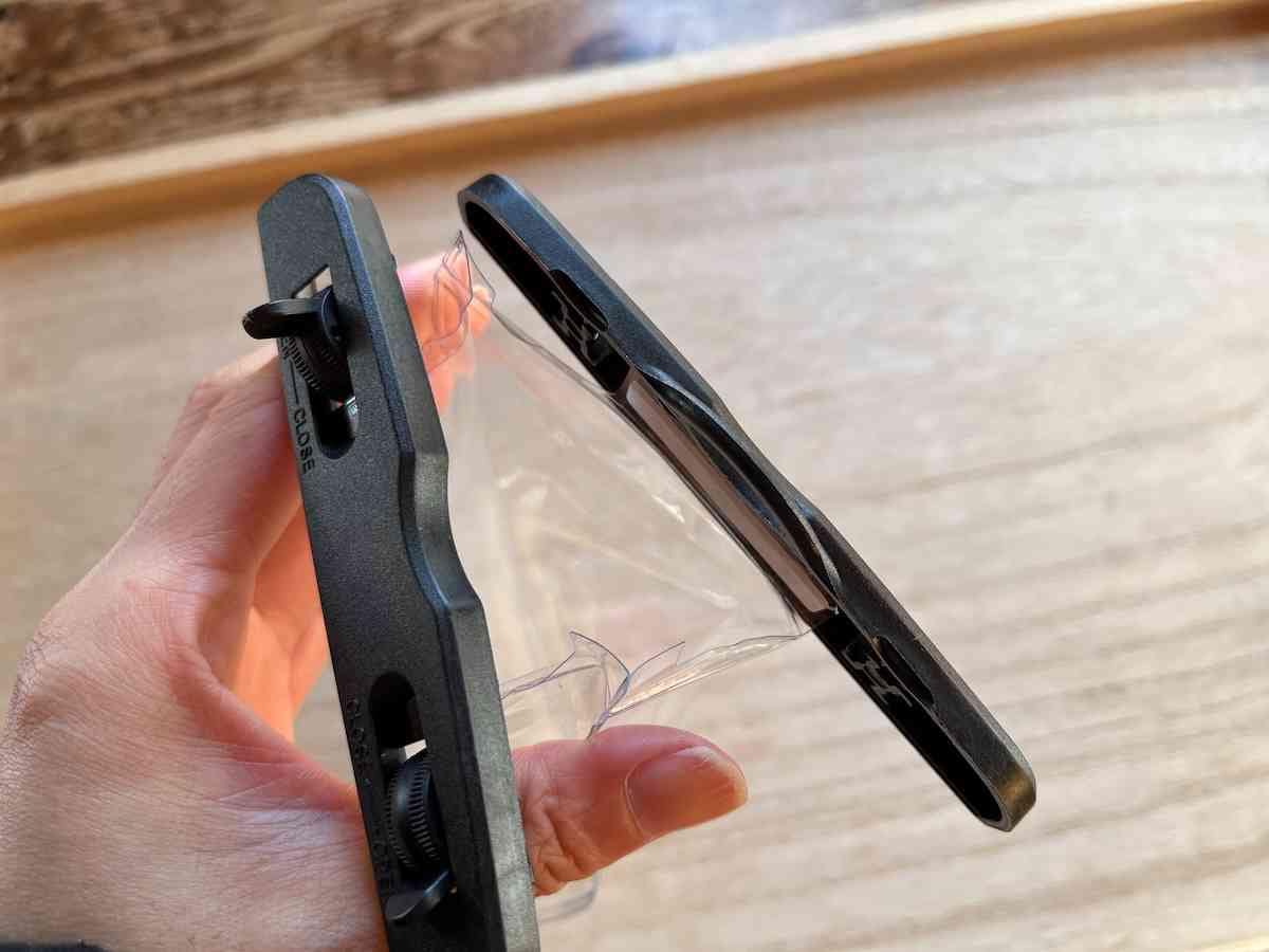 ダイソーの「スマートフォン防水ケース」のストッパーを外す