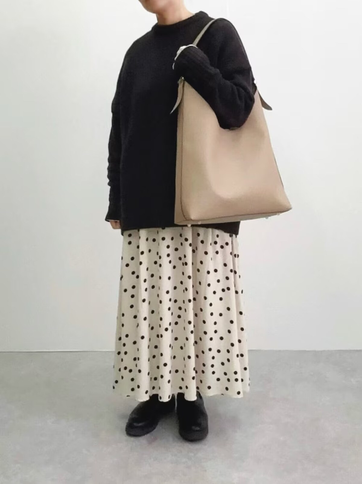 黒のゆったりニットには、軽やかなボトムスを合わせるとおしゃれ見えします　出典：WEAR