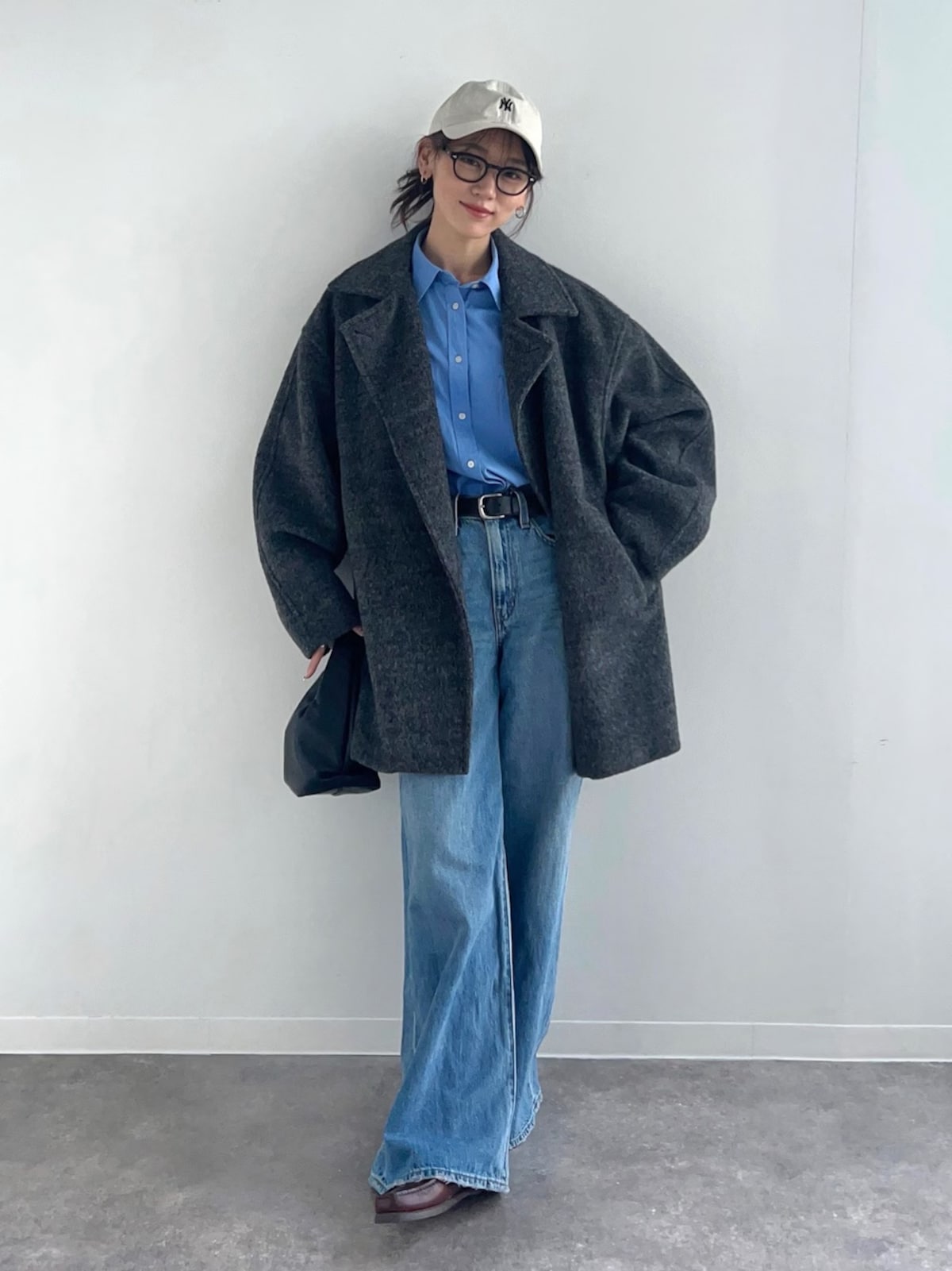 カジュアルでもインナーをブルーでまとめたことで統一感が出ています　出典：WEAR