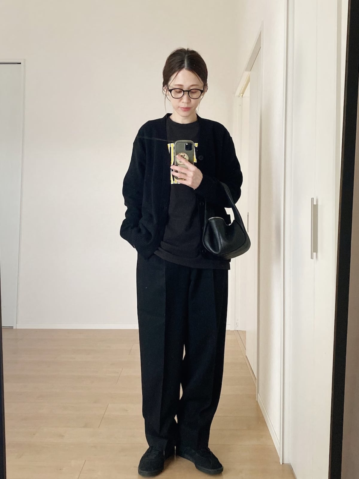 オールブラックコーデは間延びして見えないサイズ選びがポイント　出典：WEAR