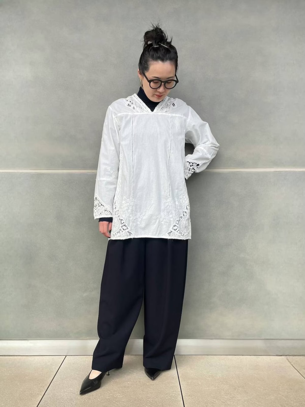 白のブラウスも黒のタートル＆パンツでサンドイッチがおすすめ　出典：WEAR