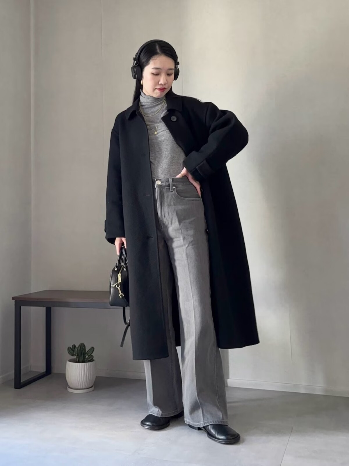 ライトグレーのワントーンコーデに黒のコートを羽織って　出典：WEAR