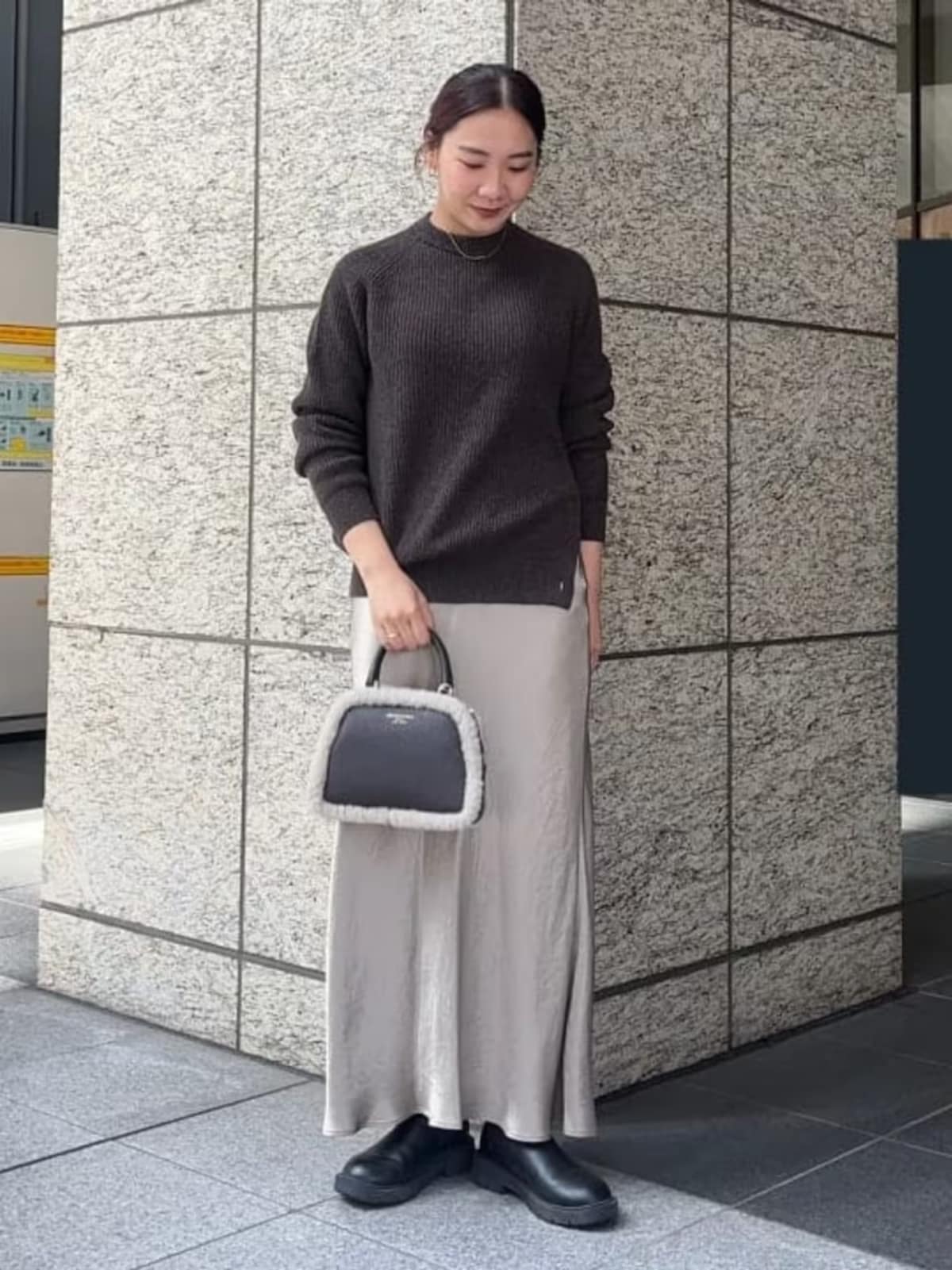 起毛感のあるニットにはつるっとしたサテン素材を合わせてメリハリを　出典：WEAR