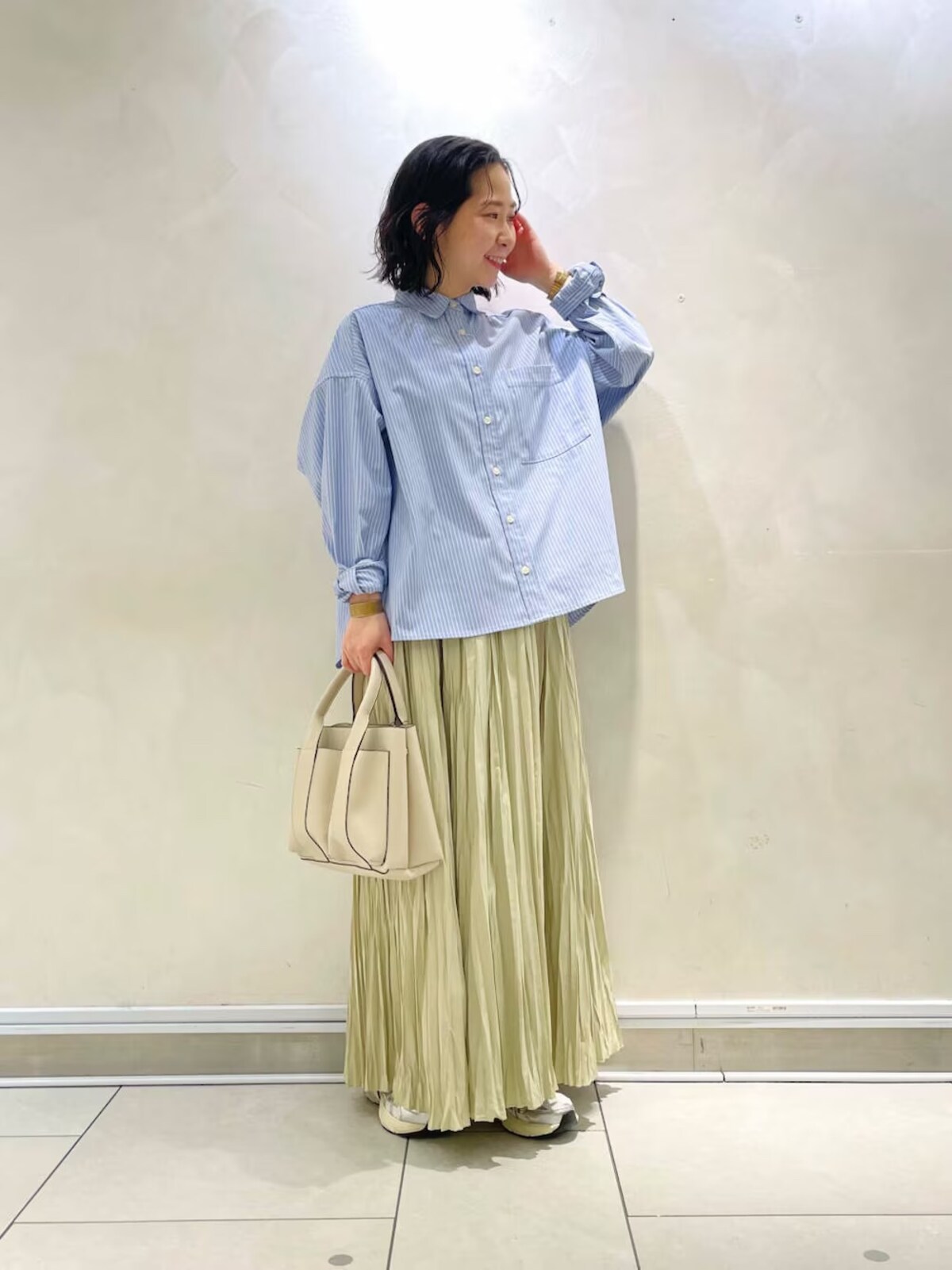 上下を春らしいカラーで揃えて、足もとも軽やかに　出典：WEAR