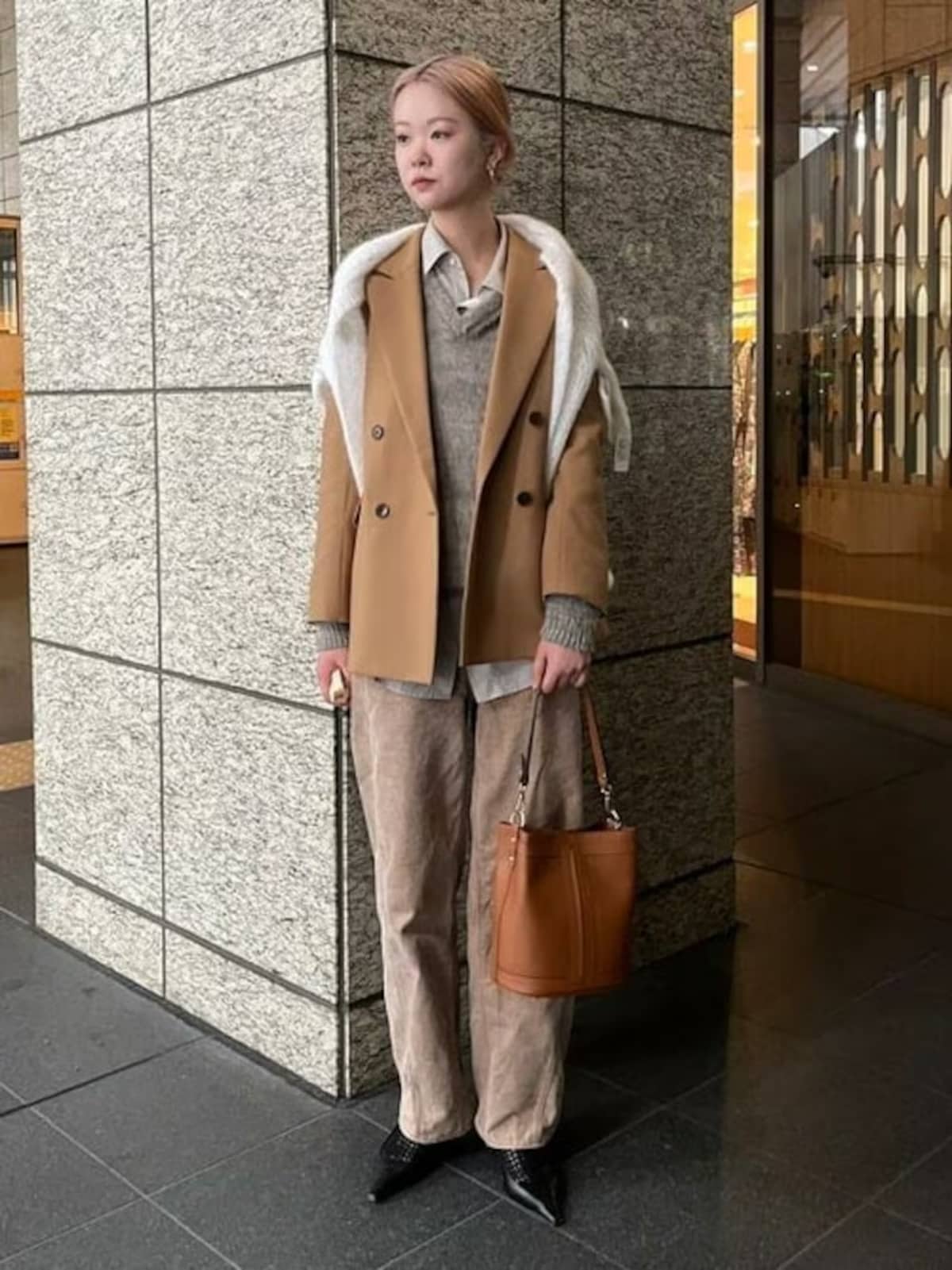 ブラウン系アイテムを多く重ねて奥行きのある着こなしを　出典：WEAR