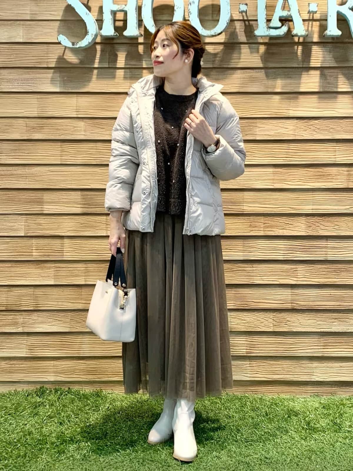 ブラウンのニットとスカートで合わせて縦長シルエットに　出典：WEAR