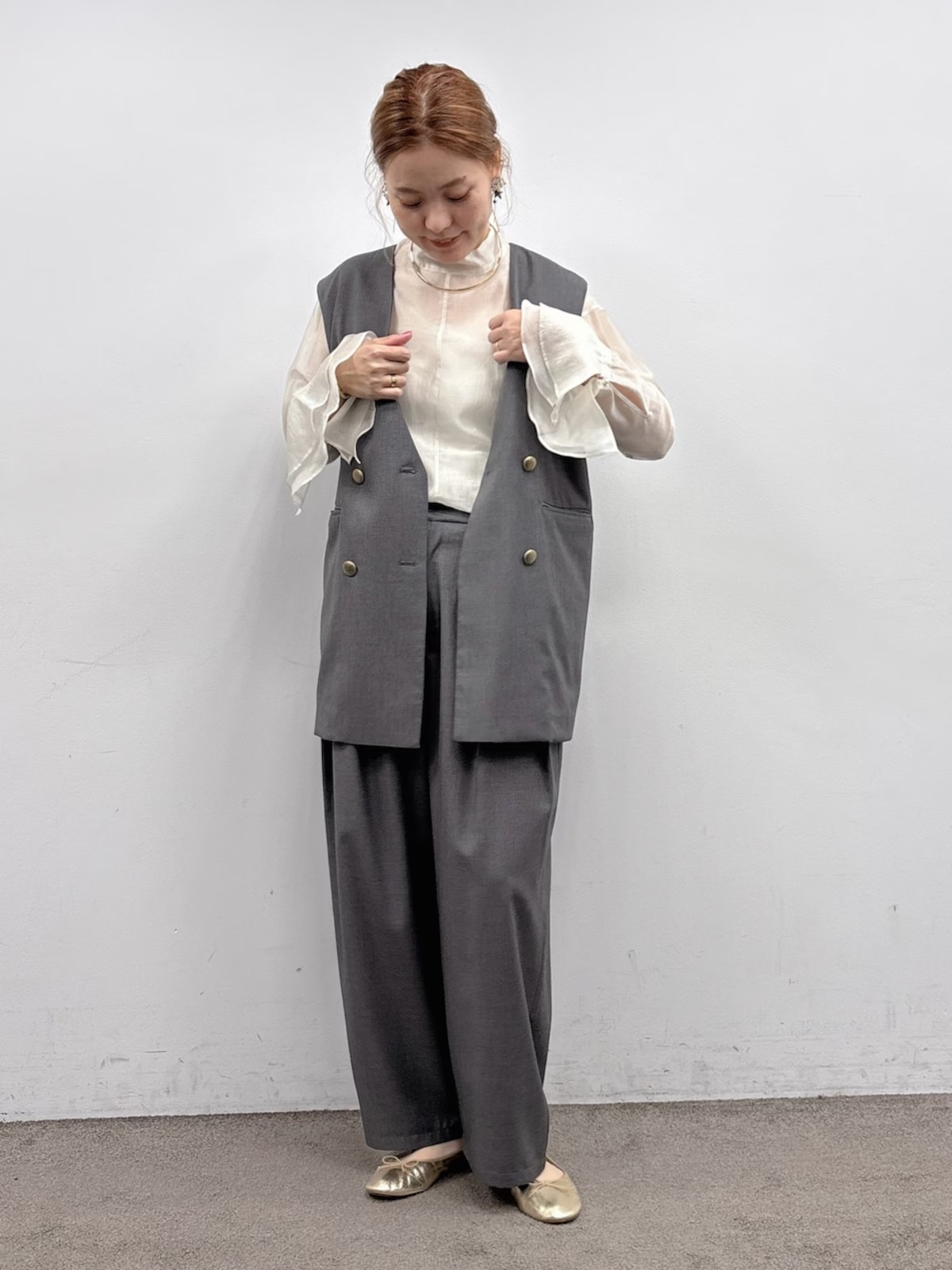 シアー素材のブラウスには華やかさがあり、オケージョン着にも使えます　出典：WEAR