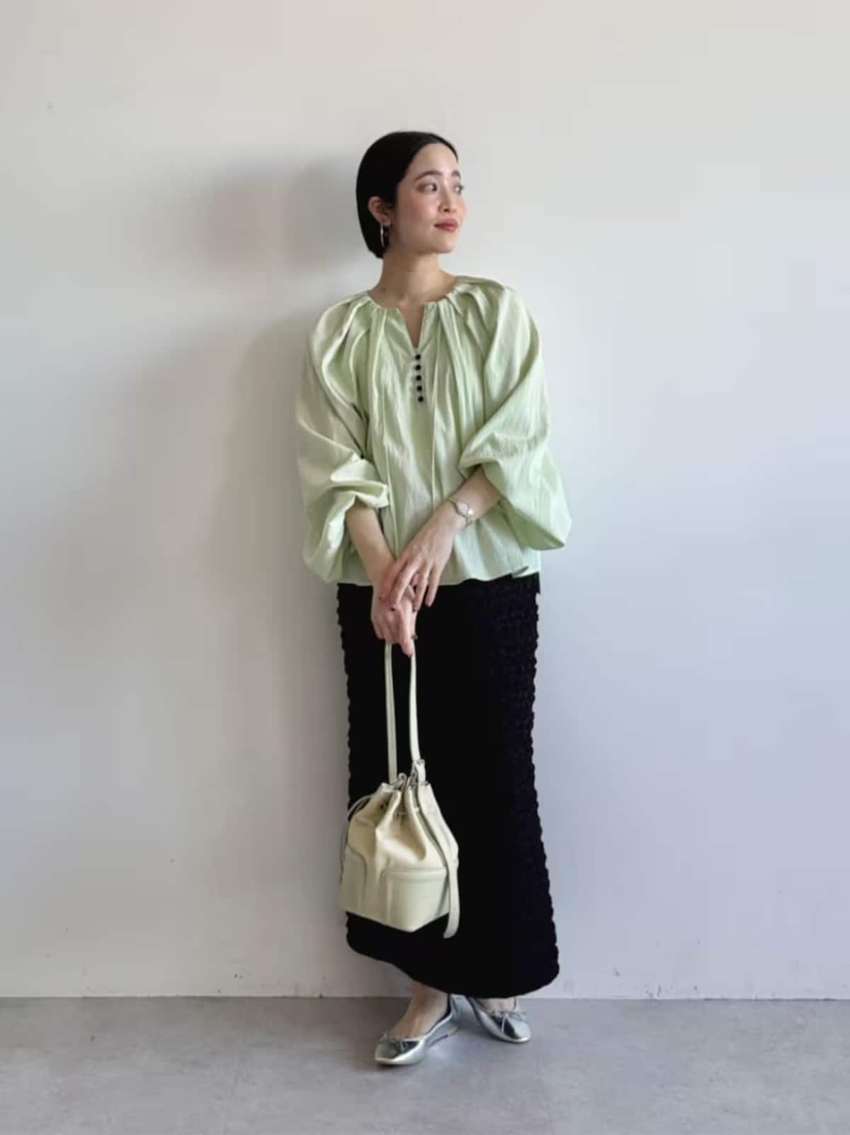 たっぷりと生地を使ったライトグリーンのブラウスがフェミニン　出典：WEAR