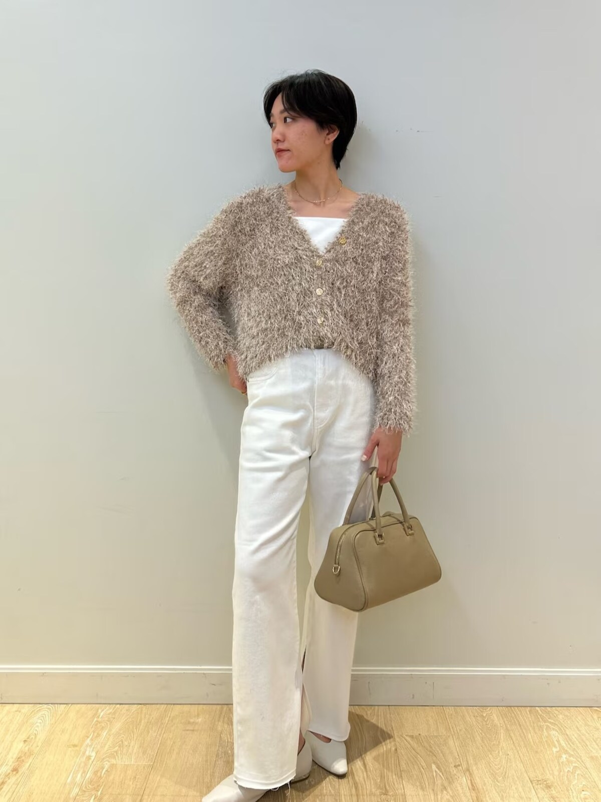 ショート丈でパンツにもスカートにも今っぽく合わせやすい　出典：WEAR