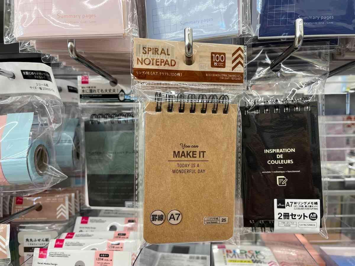 ダイソーの「リングメモ（A7、クラフト、100枚）」